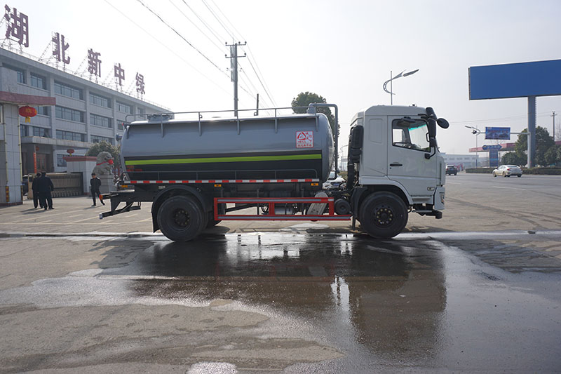 中潔牌XZL5183GXW6型東風(fēng)吸污車(chē)